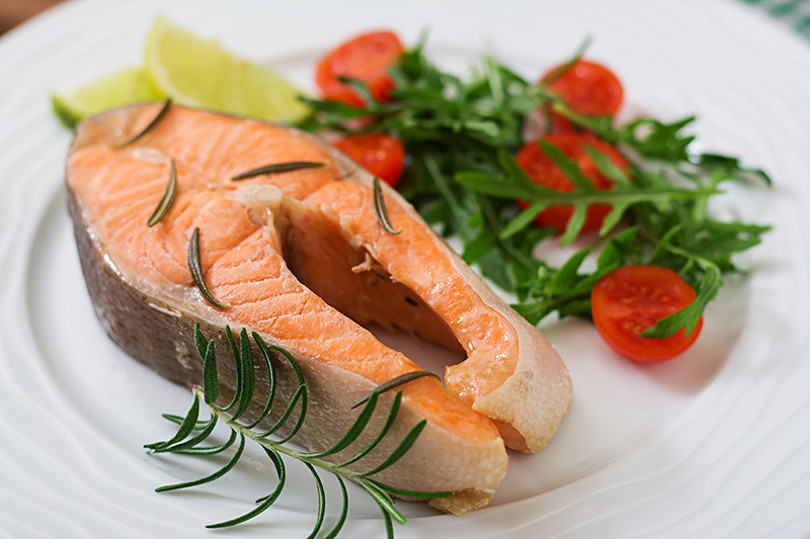 SOMON
Haftada 2 kere tüketilen somon balığı, Omega-3 zengini olması sebebiyle kalp sağlığını koruyor. Kalp ritim bozukluğu olanların özellikle somon tüketimine dikkat etmeleri gerekiyor.