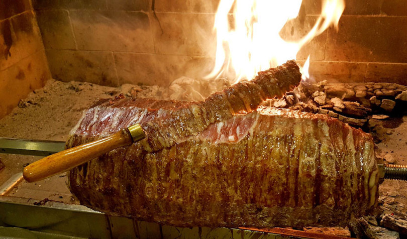 Oğlak ve kuzu etinden yapılan Cağ kebabı dünyanın en iyi 100 yemeği listesinin 9. sırasında yer alıyor. Erzurum denince ilk akla gelen yemeklerin başında cağ kebabı gelir.