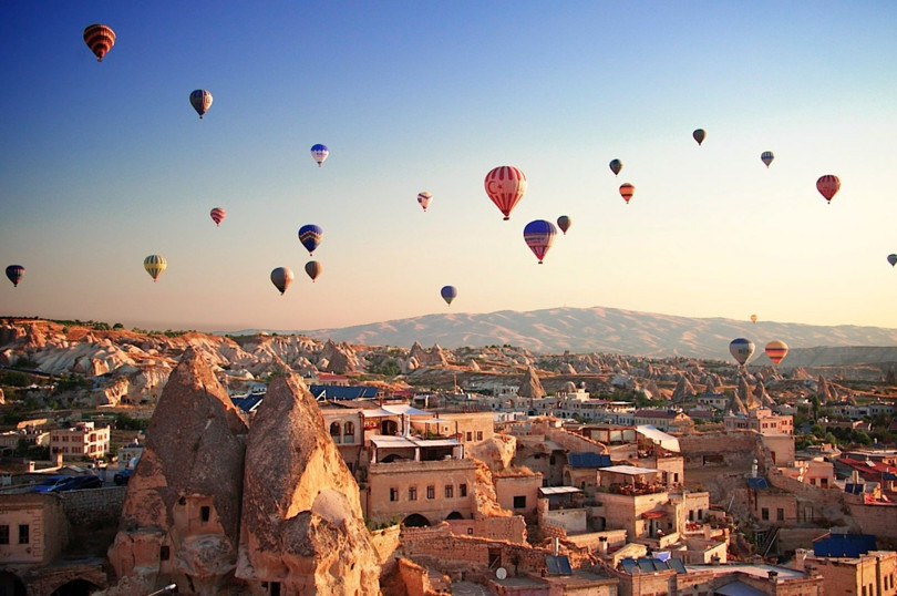 NEVŞEHİR: KAPADOKYAUplifers.com'da yer alan habere göre; Listede yer alan ilk romantik rota, dünyanın dört bir yanından ziyaretçi akınına uğrayan Kapadokya'daki peri bacaları oldu.