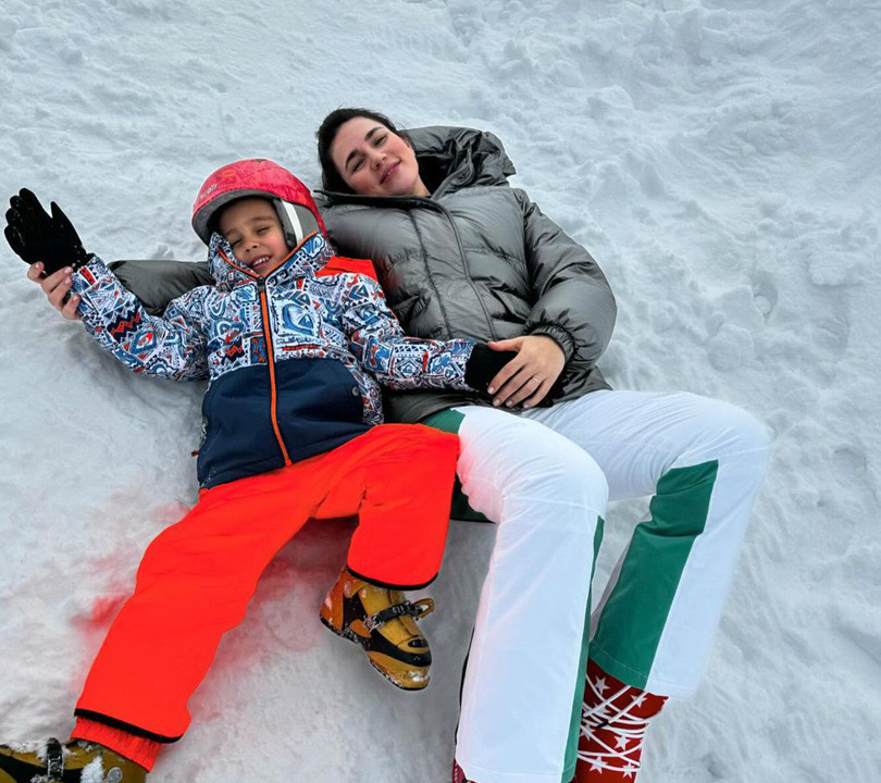 Şarkıcı Alişan eşi Buse Varol ile gittiği tatilden birbirinden renkli kareler paylaştı.
