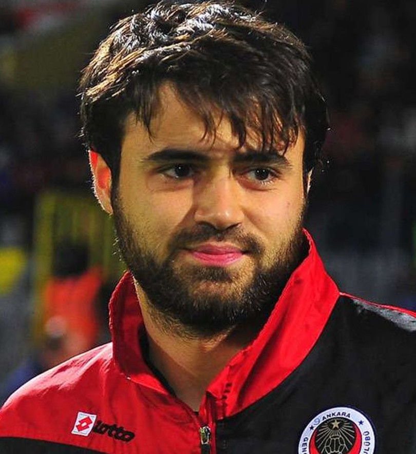 28 yaşındaki Konyaspor futbolcusu aynı zamanda Milli Takım futbolcularından Ahmet Çalık sabah saat 9 sularında Niğde Ankara yolu üzerinde gerçekleşen trafik kazası nedeniyle hayatın kaybetti.