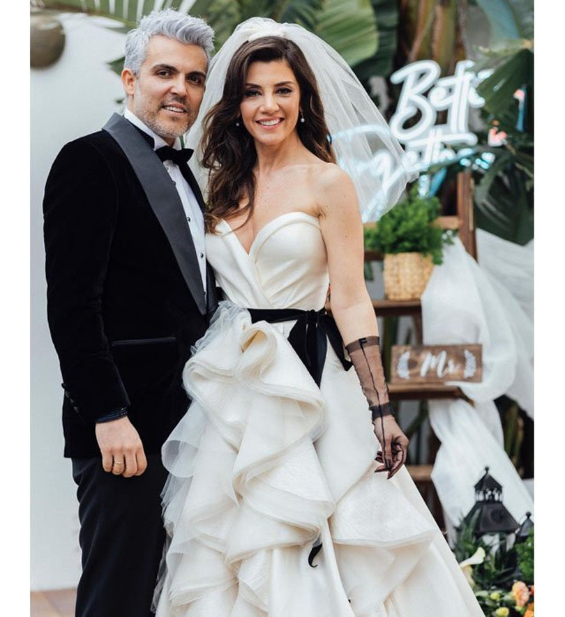 40 yaşındaki Gökçe Bahadır ile 44 yaşındaki Emir Ersoy dün kız alma merasiminden sonra yapılan 50 kişilik bir düğünle nikah masasına oturdu.