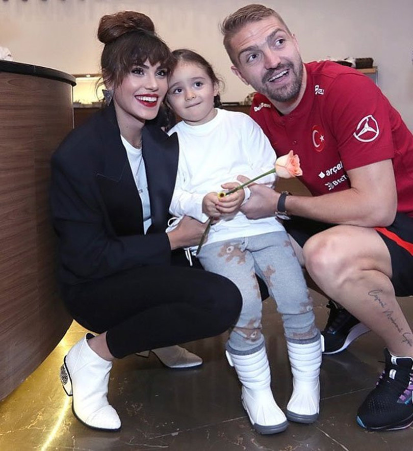Fenerbahçe takımında oynayan Caner Erkin ile oyuncu Şükran Ovalı 2017 yılında evlenmişti.