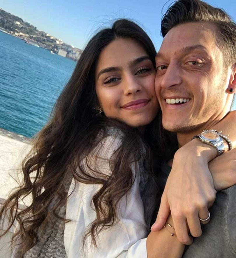 33 yaşındaki Fenerbahçeli futbolcu Mesut Özil kızı ve eşini alarak Almanya'ya geri döndü.