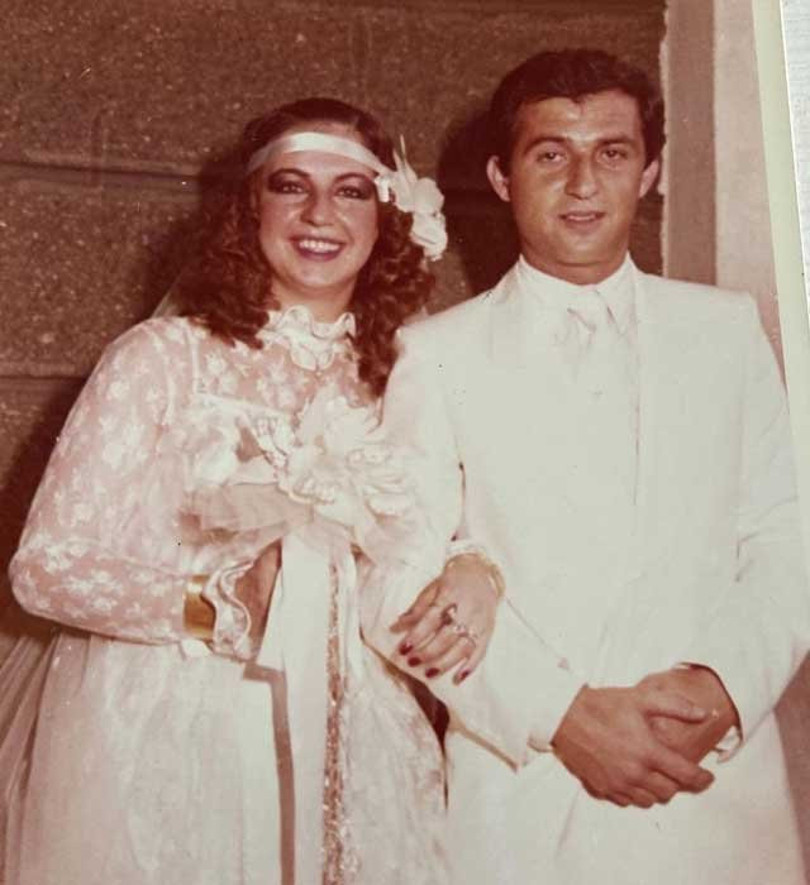 40 yıl önce bugün nikah masasına oturan dönemin futbolcularından Fatih Terim eşi Fulya Aksu Terim ile 40. evlilik yıldönümünü kutluyor.