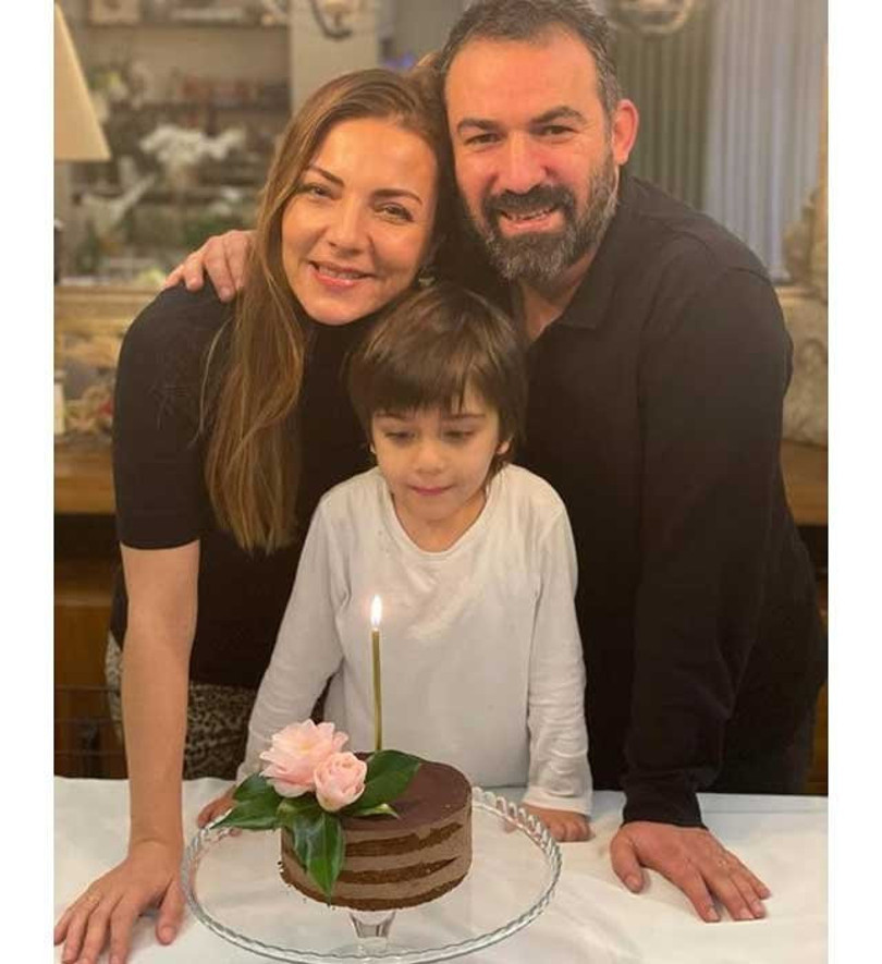 42 yaşındaki oyuncu Burcu Parlak, 2016 yılında yönetmen Fırat Parlak ile nikah masasına oturmuş ve çiftin 2017 yılında Ali Çınar adını verdikleri çocukları dünyaya gelmişti.