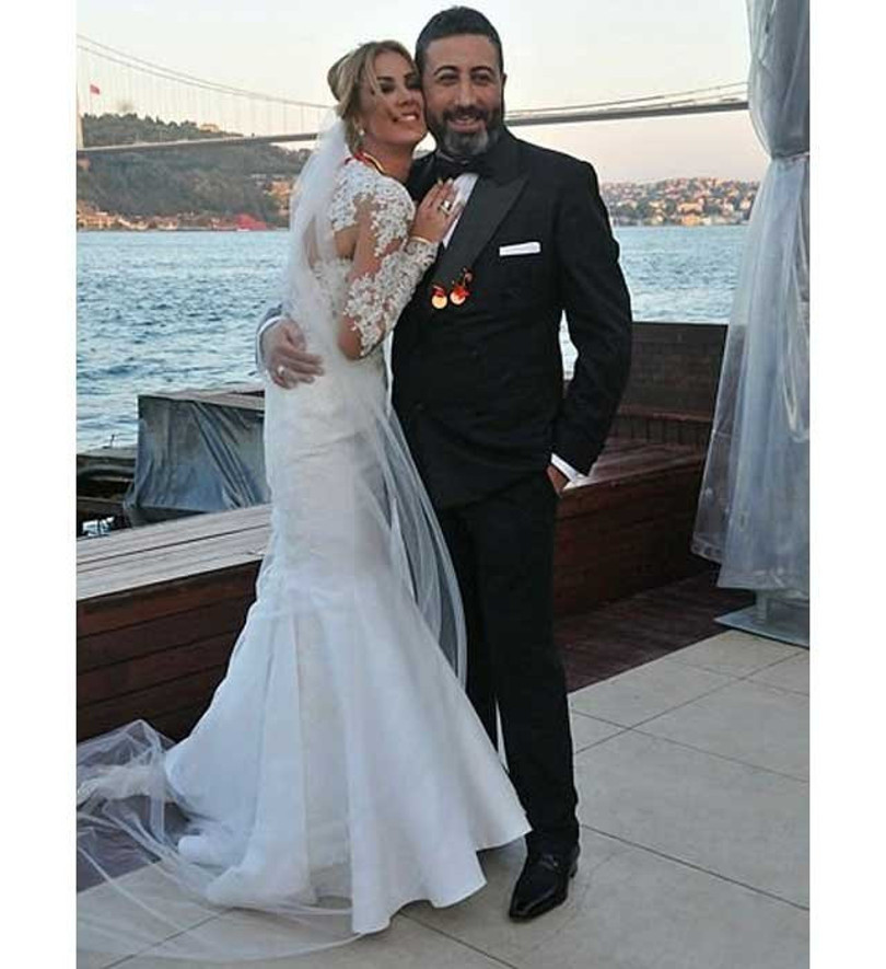 Petek Dinçöz 2014 yılında evlendiği iş adamı Serkan Kodaloğlu ile 2022 nisan ayında anlaşmalı olarak tek celsede boşanmıştı. 