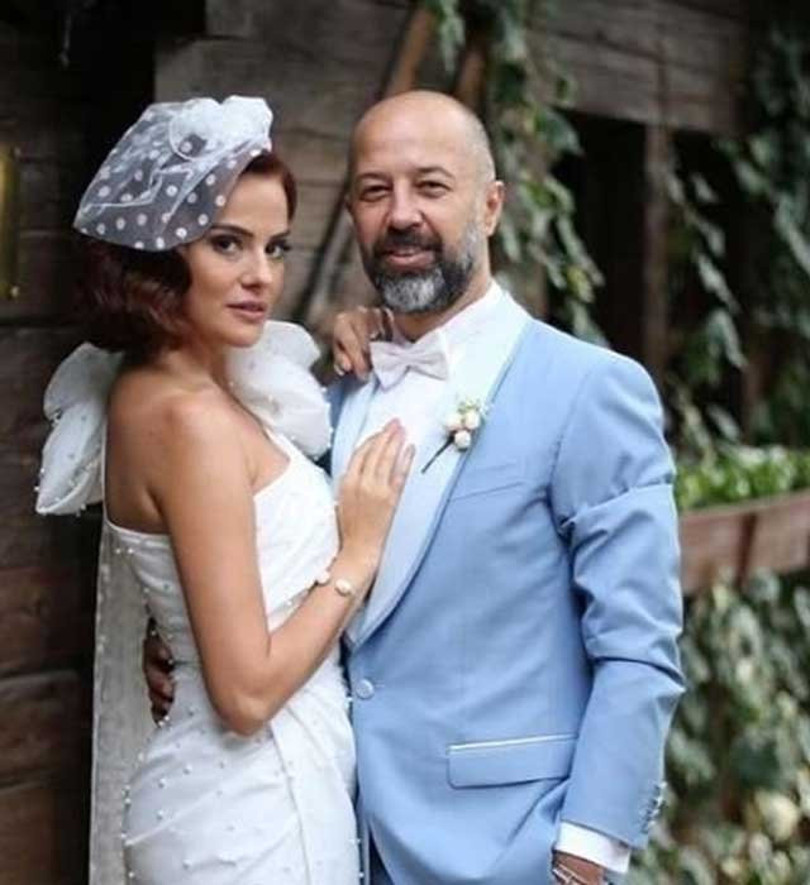 Fatmagül'ün Suçu Ne? dizisinde yıldızı parlayan 37 yaşındaki Seda Güven 2019 yılında nikah masasına oturduğu Ali Yücel ile ikinci çocuklarını bekliyor.